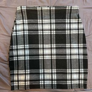 Plaid black and white skirt, small, never worn.